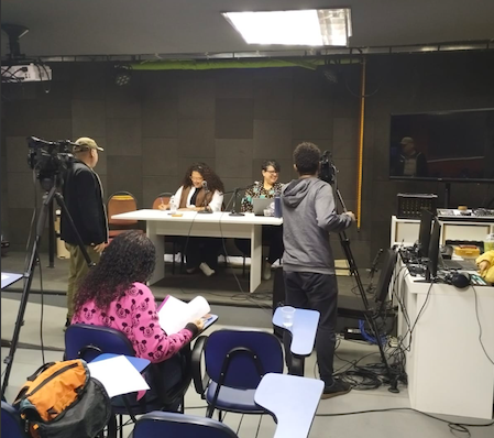 Pesquisadoras da REMA gravam espisódio de podcast e curso online em laboratório multimídia da UFF